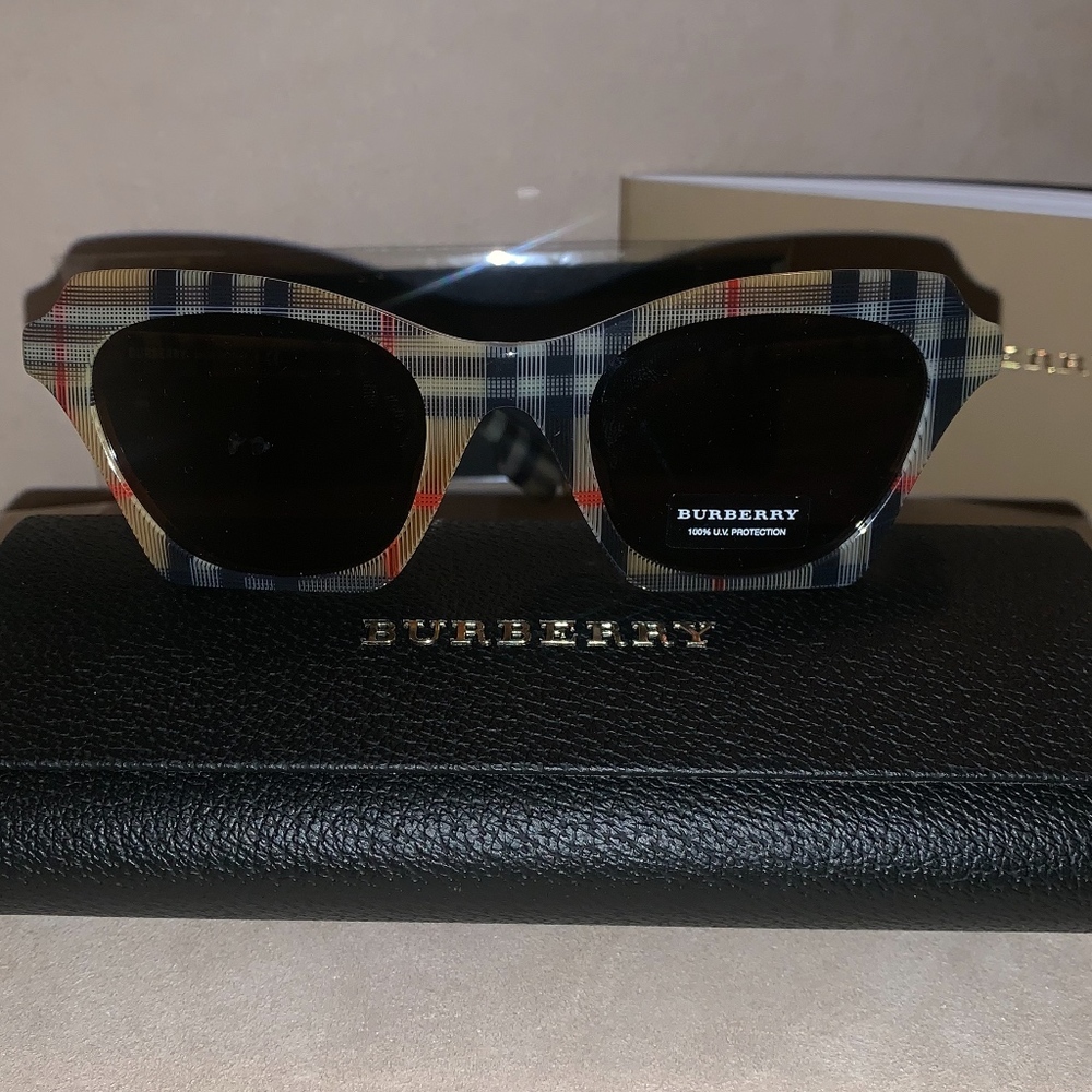 Authentic Burberry Nova Check Women Sunglasses - Picture 7 of 8